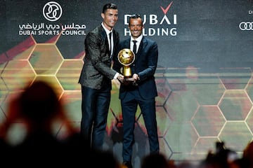 El club italiano tras confirmarse el fichaje de Cristiano comunicó: "La Juventus comunica que ha alcanzado un acuerdo con el Real Madrid por la adquisición definitiva de Cristiano Ronaldo por un correspondiente a 100 millones de euros, más allá de la contribución de solidaridad prevista por las regulaciones de FIFA y los cargos extra en 12 millones". Esos 12 millones fueron a parar directamente al bolsillo del agente portugués. 