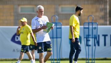 Mourinho sale al primer entrenamiento en Turquía