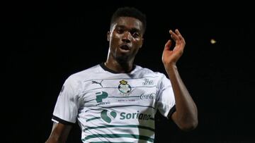 El delantero de Santos y goleador del presente Clausura 2018 pidió respeto en el fútbol y expresó que “todos somos iguales y no podemos ser discriminados”.