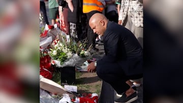 La desoladora secuencia de Slot y su mujer visitando por primera vez el altar a Diogo Jota en Anfield