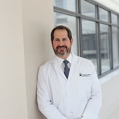 El cardiólogo Jeremy London explica por qué cepillarte los dientes es un salvavidas cardíaco: “Puede extenderse por todo el cuerpo”