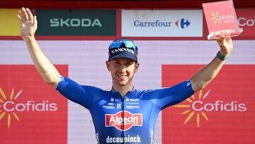 Kaden Groves en lo más alto del podio tras proclamarse campeón de la quinta etapa de la Vuelta.