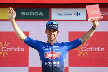 Kaden Groves en lo más alto del podio tras proclamarse campeón de la quinta etapa de la Vuelta.