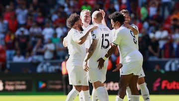MEX9738. TOLUCA (MÉXICO), 13/04/2025.- Jugadores del Real Madrid celebran un triunfo este domingo, durante el Juego de Leyendas contra Barcelona en el estadio Nemesio Diez en Toluca (México). EFE/ Alex Cruz