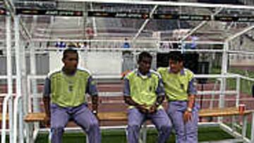 Jugadores de Las Palmas en el banquillo durante un entrenamiento. (EFE)