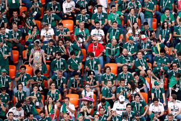 Los aficionados mexicanos est¨¢n pendientes de los ¨²ltimos minutos del partido Corea del Sur contra Alemania.