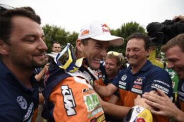 El piloto español Marc Coma del equipo Red Bull KTM Factory Rally celebra con su equipo la victoria en el Dakar 2015 al término de la última etapa de apenas 174 kilómetros entre Rosario y Buenos Aires. Coma (KTM) consiguió hoy su quinta corona del Dakar al finalizar primero en esta séptima edición sudamericana.