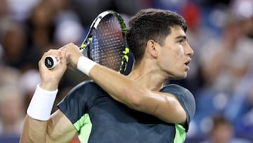 MASON, OHIO - AUGUST 15: Carlos Alcaraz of Spain returns a shot to Jordan Thompson of Australia during the Western & Southern Open at Lindner Family Tennis Center on August 15, 2023 in Mason, Ohio.   Matthew Stockman/Getty Images/AFP (Photo by MATTHEW STOCKMAN / GETTY IMAGES NORTH AMERICA / Getty Images via AFP)