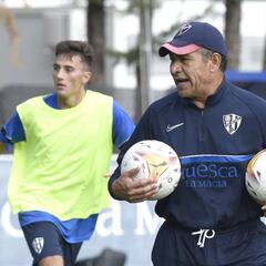 Ambriz tiene que resolver su primera crisis