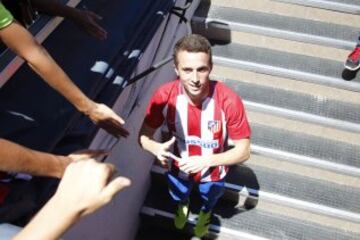 Los aficionados que acudieron al Vicente Calderón disfrutaron de los nuevos fichajes, Santos Borré y Diogo Jota.