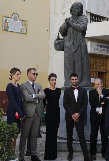 Óscar Pereiro y Petón esperan en la entrada de la Iglesia.