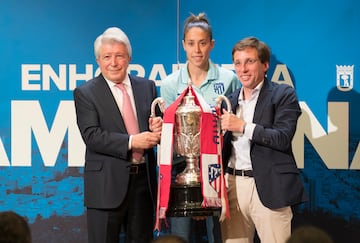 Enrique Cerezo, presidente del Atl¨¦tico de Madrid, Lola Gallardo, capitana del Atl¨¦tico de Madrid Femenino, y Jos¨¦ Luis Mart¨ªnez-Almeida, alcalde de Madrid.