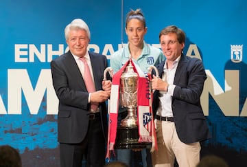 Enrique Cerezo, presidente del Atlético de Madrid, Lola Gallardo, capitana del Atlético de Madrid Femenino, y José Luis Martínez-Almeida, alcalde de Madrid.