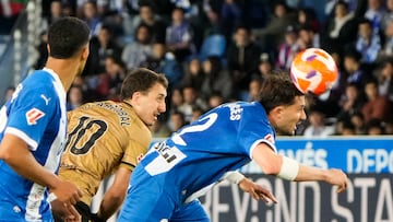 VITORIA, 23/04/2025.- El defensa argentino del Alavés Facundo Garcés (d) despeja de cabeza junto a Mikel Oyarzabal, de la Real Sociedad, durante el partido de la jornada 33 de LaLiga que Deportivo Alavés y Real Sociedad disputan hoy miércoles en Mendizorroza. EFE/ Adrián Ruiz Hierro