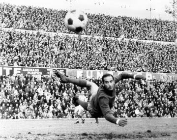 Apodado como el Vasco en su país, ganó una Liga (65-66), tres Copas (59-60, 60-61 y 64-65) y la Recopa de Europa de la campaña 61-62. Relevó a Pazos en la portería rojiblanca y fue uno de los primeros guardametas que jugó adelantado. Fue titular en los partidos de la final de la Recopa ante la Fiorentina.