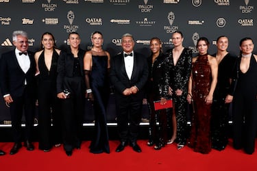 El presidente del FC Barcelona, ​​Joan Laporta (centro), posa con la centrocampista española del Barcelona y ganadora del Balón de Oro 2024, Aitana Bonmati, y las jugadoras del Barcelona antes de la ceremonia de entrega del Balón de Oro 2025.