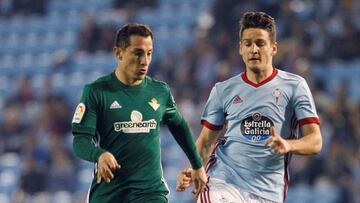 Nemanja Radoja persigue a Guardado durante el partido entre el Celta y el Betis. 