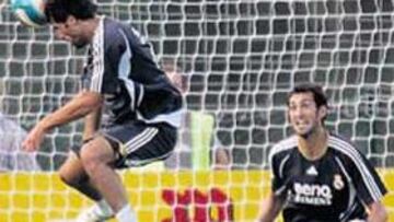 <b>GOLEADOR. </b>Diego López sufrió la eficacia goleadora de Van Nistelrooy, que remató a portería durante más de veinte minutos.