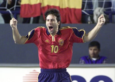 Considerado una revolución para este deporte, el hispanobrasileño fue el buque insignia del equipo ElPozo Murcia. Como jugador ostenta un palmarés envidiable: una Liga Nacional de Fútbol Sala (1997-98), dos Copas de España (1995 y 2003), una Supercopa de España (1995). En cuanto a títulos europeos, ganó con ElPozo una Recopa (2003) y el bronce en el Europeo de Clubes de 1999 en Moscú, donde fue elegido mejor pívot del campeonato. Además fue, cinco veces máximo goleador de la Liga, tambien en cinco ocasiones, mejor pívot de la Liga, y mejor jugador de la Liga. Después de Antonio Martín, tiene el récord de goles en una temporada (72) en la 2000-2001 y máximo número de goles en un partido, marcó nueve goles al Sol Fuerza en 1997. Ha sido capitán de la selección española (63 veces internacional ), que lideró para conquistar el Mundial de Guatemala en 2000. Se retiró en 2005.