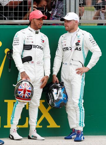 Lewis Hamilton junto a Valtteri Bottas.