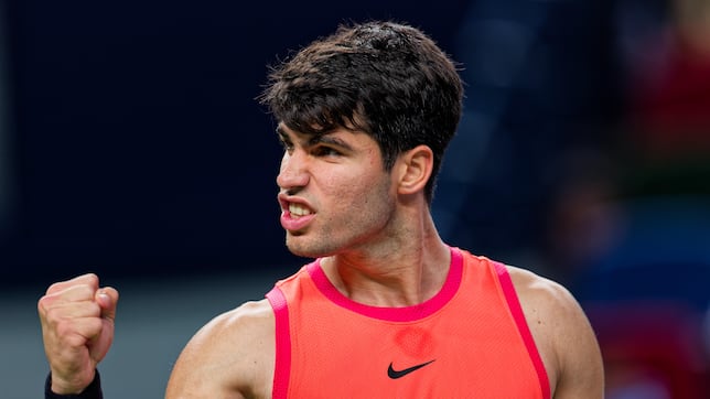 Alcaraz suda para alcanzar su victoria 100 en pista dura