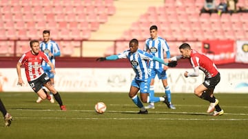 William de Camargo, en una jugada ante el SD Logro&ntilde;&eacute;s.