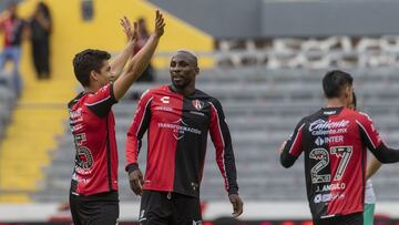 Diego Barbosa festeja su gol con el Atlas