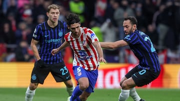 Atletico Madrid's US midfielder #05 Johnny Cardoso (C) runs for the ball challenged by Inter Milan's Turkish midfielder #20 Hakan Calhanoglu during the UEFA Champions League, league phase day 5 football match between Club Atletico de Madrid and Inter Milan at the Metropolitano Stadium in Madrid on November 26, 2025. (Photo by Pierre-Philippe MARCOU / AFP)