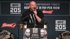 Dana White  responde a los periodistas durante el &uacute;ltimo combate de Conor McGregor en el UFC 205. 