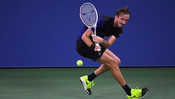 Daniil Medvedev devuelve una bola ante Christopher O'Connell durante su partido de segunda ronda del US Open en el USTA Billie Jean King National Tennis Center de Nueva York.