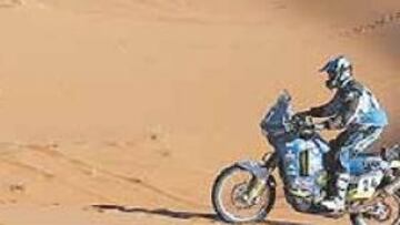 <b>BUEN GUÍA.</b> Nada mejor para encontrar el buen camino que hacer caso a quienes conocen el terreno al detalle. Así lo hace en la foto el galo Charbonnel.