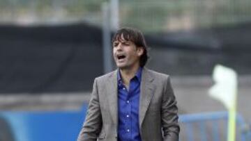 Fernando Morientes da &oacute;rdenes durante el Fuenlabarada - Rayo Majadahonda del pasado fin de semana.