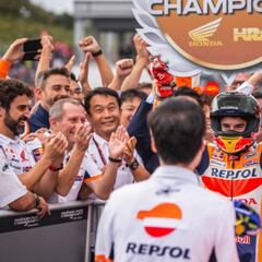 Márquez: "Quiero seguir muchos años con Honda, es mi familia"