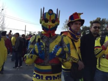 Hinchas colombianos y argentinos se reúnen en Viña del Mar para el partido de los cuartos de final.