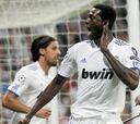 Adebayor sale a hombros