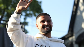 Soccer Football - Italy's Lorenzo Insigne arrives to join the MLS club Toronto FC - Toronto, Canda - June 24, 2022 Lorenzo Insigne greets the fans of Toronto FC REUTERS/Carlos Osorio