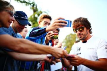 Fernando Alonso firma autógrafos a los aficionados que se acercaron al circuito de Monza.