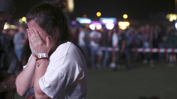 GRA606. MADRID, 07/07/2017.- Una chica se lamenta del accidente sufrido por un acr&oacute;bata que participaba en un espect&aacute;culo de entretenimiento en el intermedio de los conciertos de Alt-J y Green Day, dentro del programa del festival Mad Cool en Madrid. EFE / Kiko Huesca.