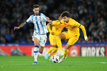 Brais Méndez intenta robarle un balón a João Félix.