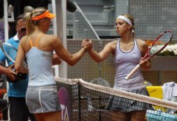 Maria Sharapova y Sabine Lisicki se saludan al final del partido.