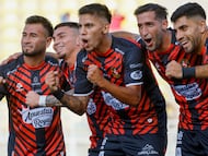 Futbol, Deportes Limache vs O’Higgins.
Fecha 3, Liga de Primera 2026.
El jugador de Deportes Limache Jean Meneses, izquierda, celebra con sus companeros tras marcar un gol contra O’Higgins durante el partido de primera division disputado en el estadio Lucio Farina de Quillota, Chile.
14/02/2026
Andres Pina/Photosport
Football, Deportes Limache vs O’Higgins.
3rd turn, 2026 First Division League.
Deportes Limache’s player Jean Meneses,left, celebrates with teammates after scoring against O’Higgins during a first division match at the Lucio Farina in Quillota, Chile.
14/02/2026
Andres Pina/Photosport