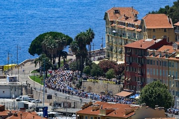 El pelotón saliendo de Niza, lugar donde empezó la 20ª etapa y terminará la última.