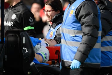 Tomás Conechny saliendo del terreno de juego en camilla y con un collarín.