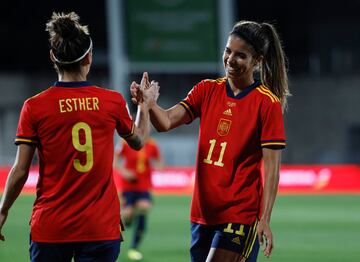 2-0. Esther González celebra el segundo gol con Alba Redondo.
