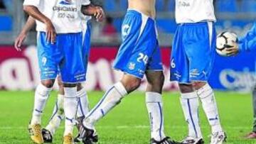 <b>ALEGRÍA. </b>Culebras y Pablo Sicilia se felicitan en el partido del lunes mientras Ángel les observa.