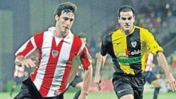 <b>GRAN SALIDA. </b>Aduriz intenta fajarse de la presión de Javi Urrutia sobre el verde de Lasesarre.