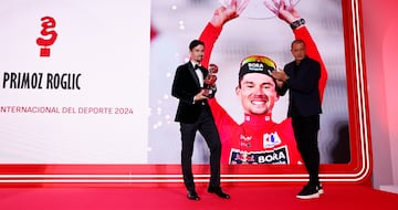 El ciclista Primoz Roglic, con el trofeo Premio Internacional As del Deporte 2024, junto a Manu Carreño, presentador de 'El Larguero' en la Cadena SER.