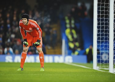 14 de octubre de 2006. El Chelsea se mide al Reading. En un lance del partido, el portero checo de los ‘Blues’, Petr Cech, chocó con Stephen Hunt, centrocampista del Reading: éste golpeó con su rodilla la cabeza del portero, dejándolo inconsciente y llevado de urgencias a un hospital. Se le diagnosticó una fractura del cráneo. Sometido a cirugía de emergencia, estuvo varios meses fuera de las canchas y llegó a contar que no recordaba nada de aquel momento. Incluso sufrió graves dolores de cabeza como consecuencia de la lesión hasta mucho tiempo después. La solución para que pudiera seguir jugando al fútbol fue un casco que aislaba su cerebro de posibles lesiones. El 20 de enero de 2007 volvió a jugar, ya siempre con su casco puesto.