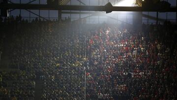 Aficionados del Dortmund y el Mónaco en el partido de ida de cuartos de final disputado en el Signal Iduna Park.