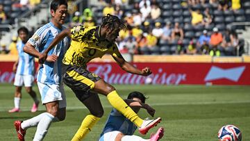 Borussia Dortmund's English midfielder #17 Carney Chukwuemeka shoots but fails to score during the FIFA Club World Cup 2025 Group F football match between Germany's Borussia Dortmund and South Korea's Ulsan HD at the TQL stadium in Cincinnati on June 25, 2025. (Photo by Paul ELLIS / AFP)